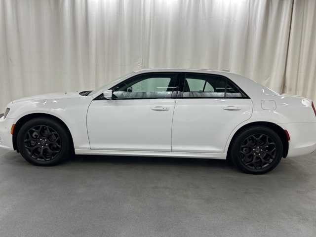2023 Chrysler 300 Touring L photo 3