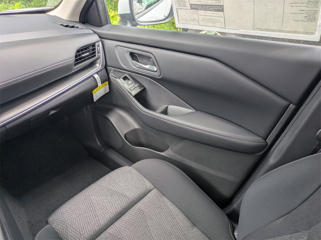 2025 Nissan Rogue SV photo 16