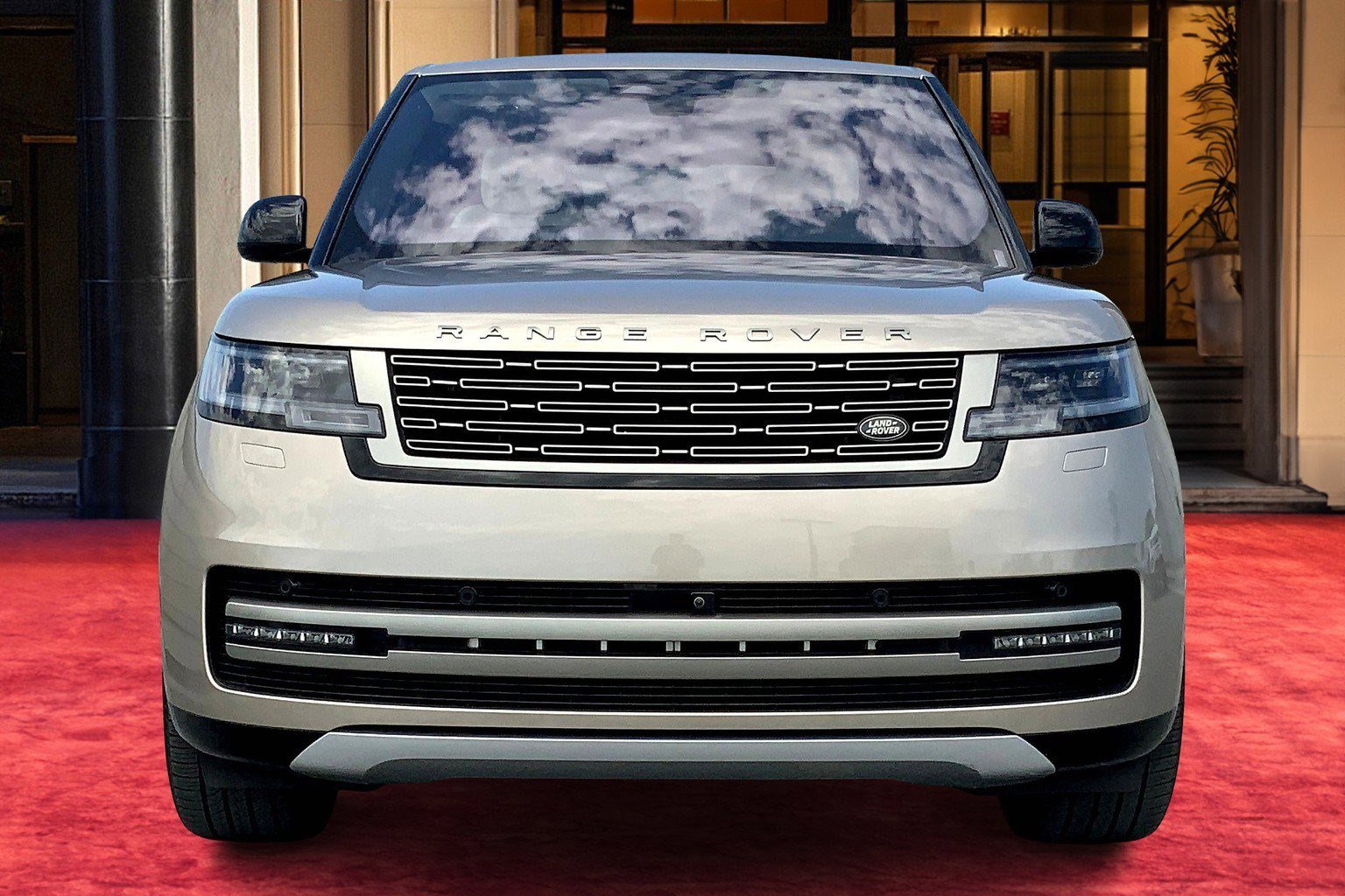 2022 Land Rover Range Rover SE photo 2