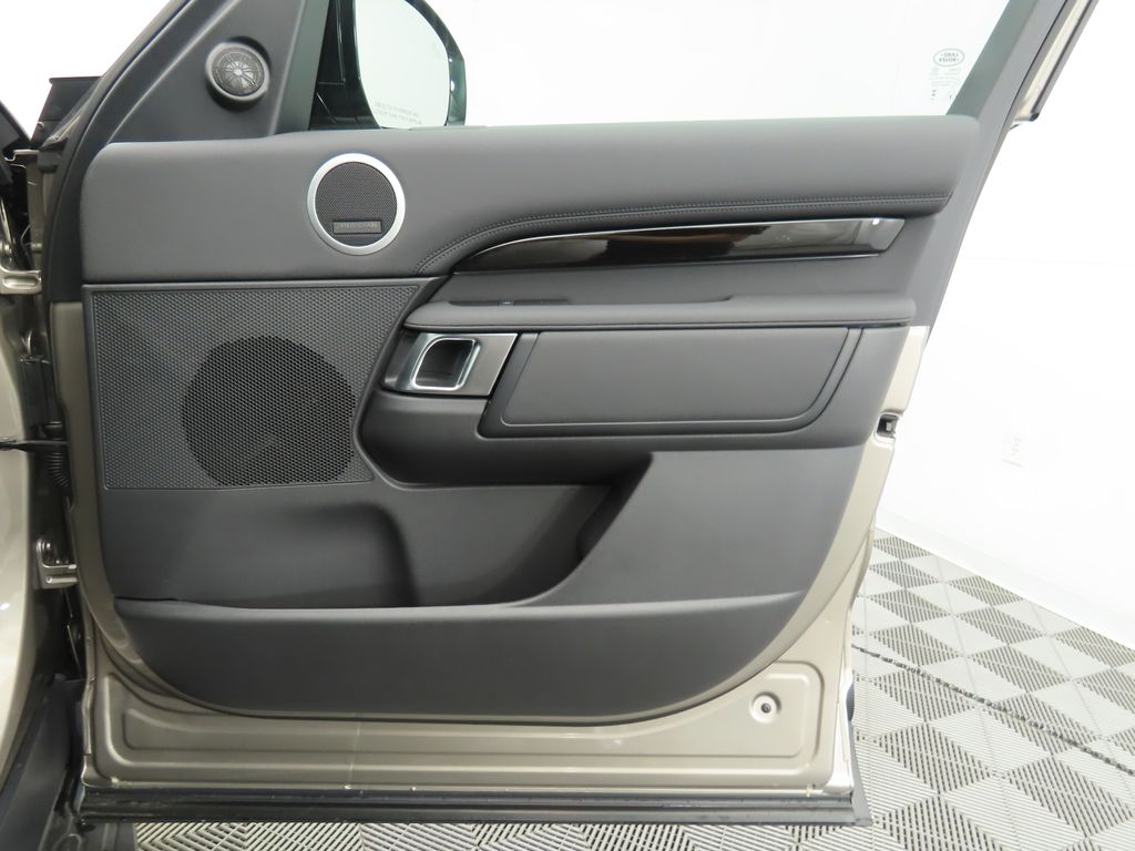 2025 Land Rover Discovery S photo 25