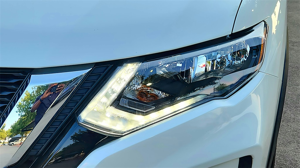2017 Nissan Rogue SV photo 16