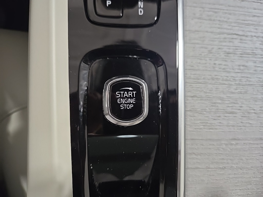 2025 Volvo XC60 B5 Plus photo 14
