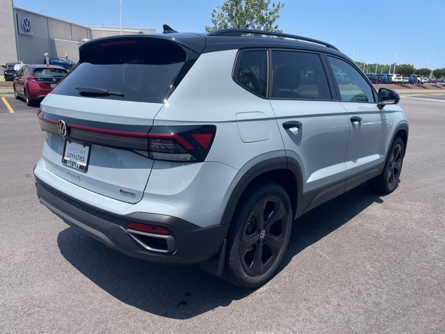 2025 Volkswagen Taos SE photo 3