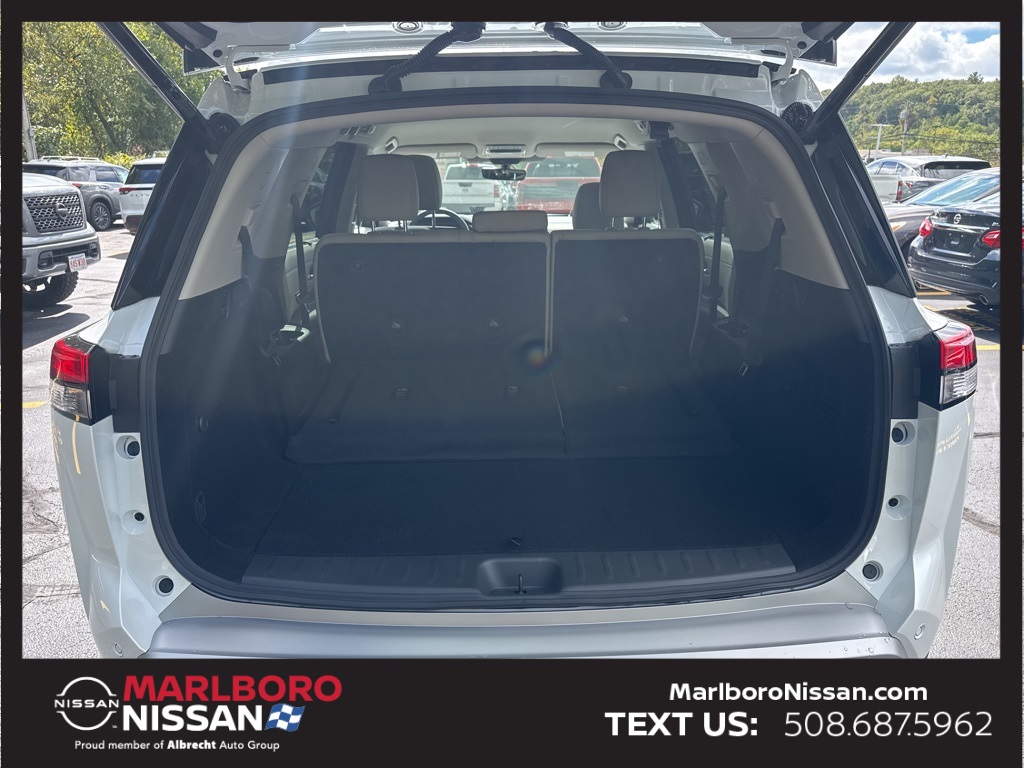 2025 Nissan Pathfinder SL photo 11