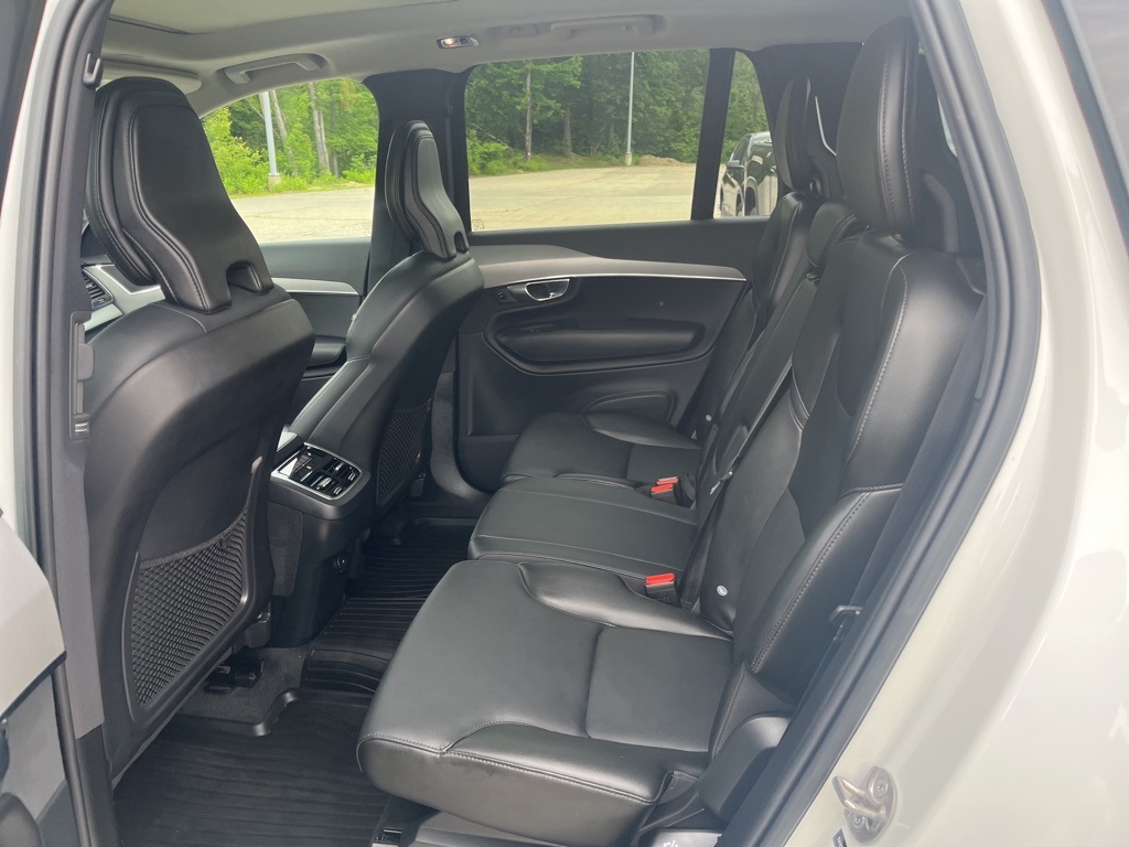 2022 Volvo XC90 T5 Momentum photo 9