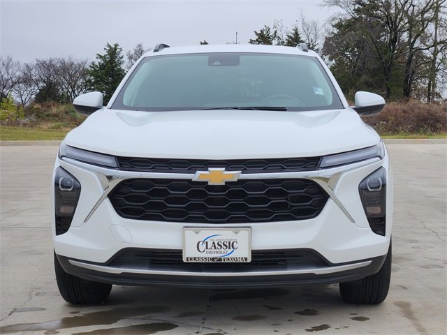 2024 Chevrolet Trax LT photo 2