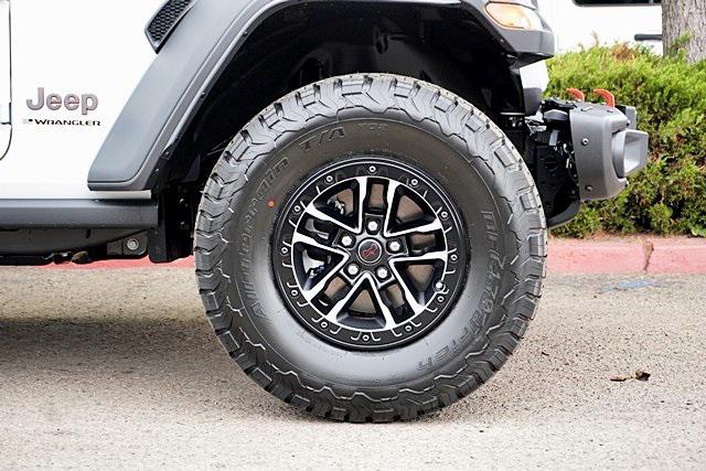 New 2025 Bright White Clear-Coat Exterior Paint Jeep Rubicon image 8