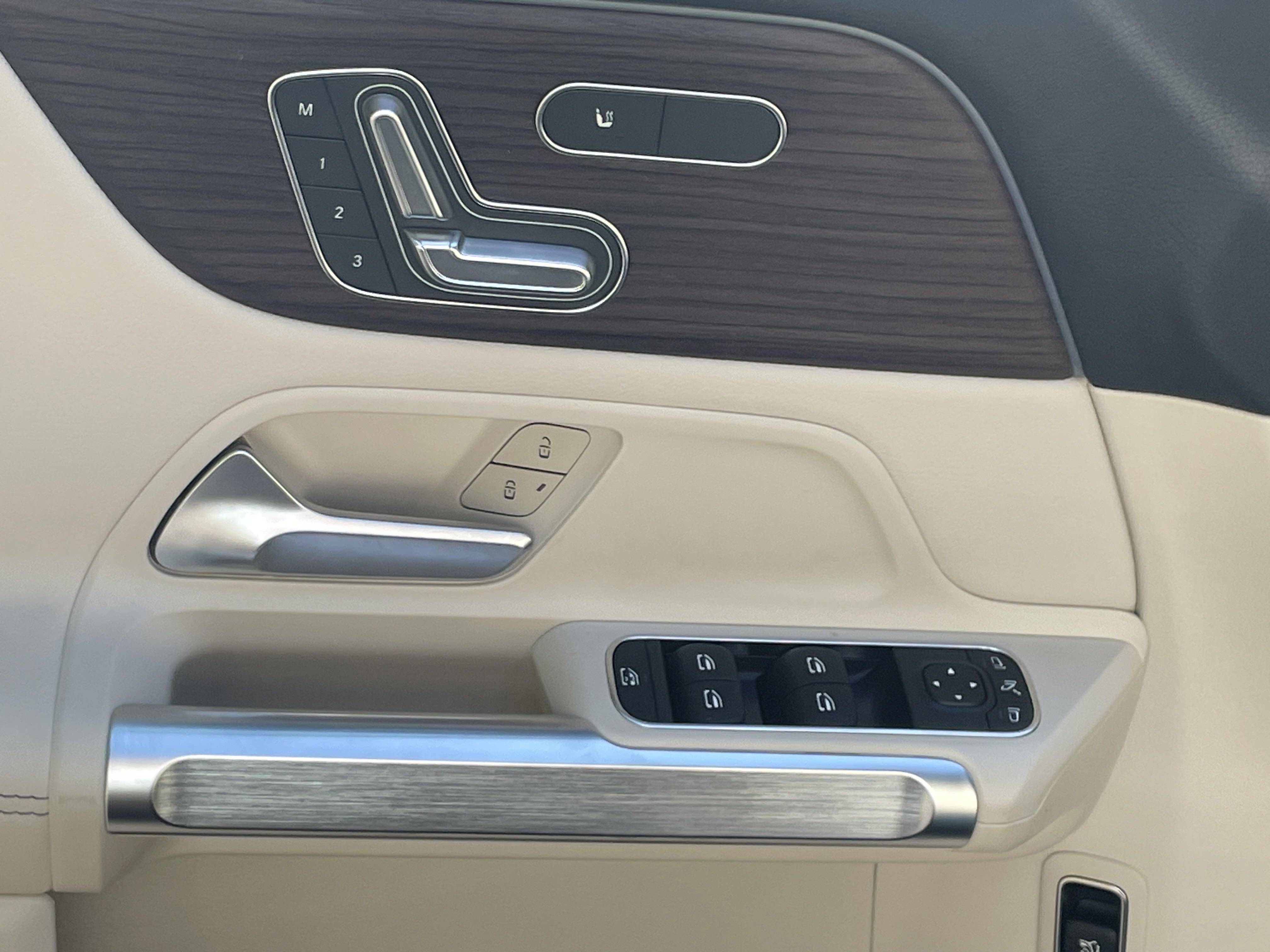 2025 Mercedes Benz GLB 250 4MATIC photo 3