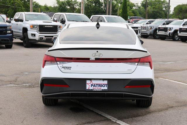 New 2025 White Hyundai SEL Sport image 4