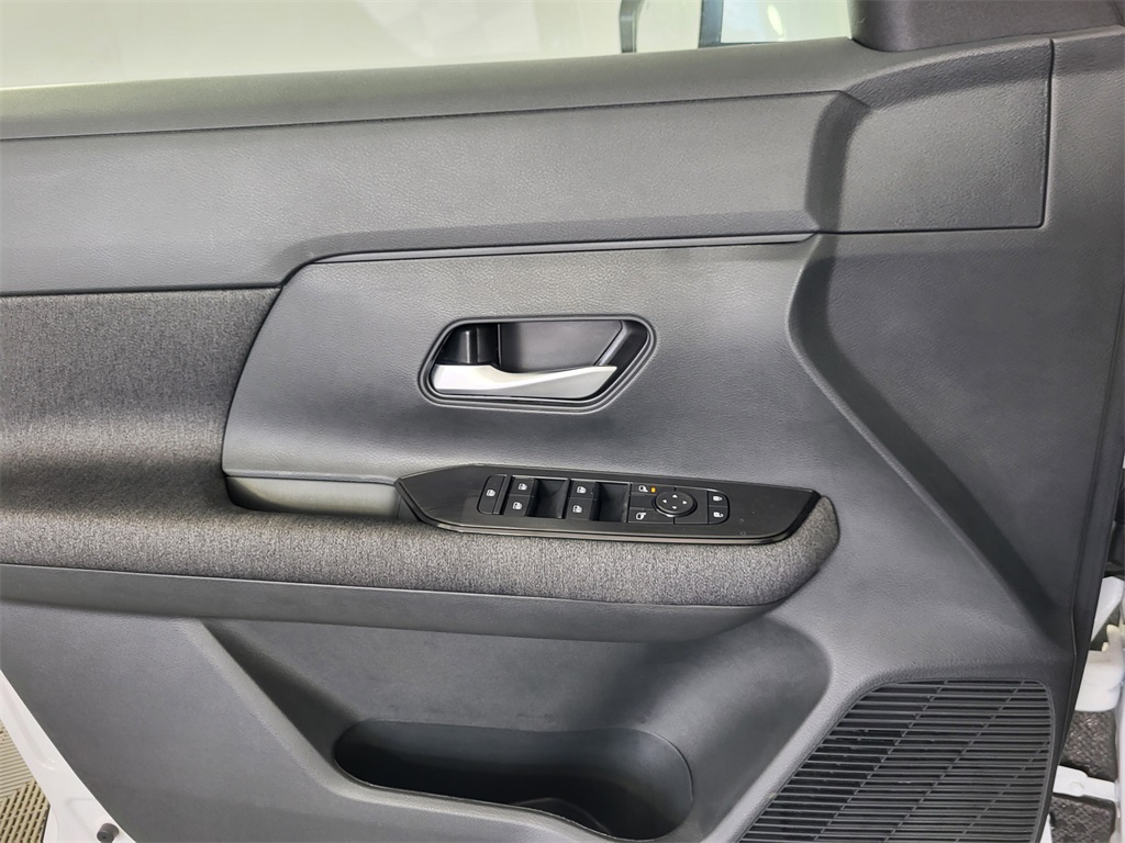 2025 Nissan Kicks SV photo 8