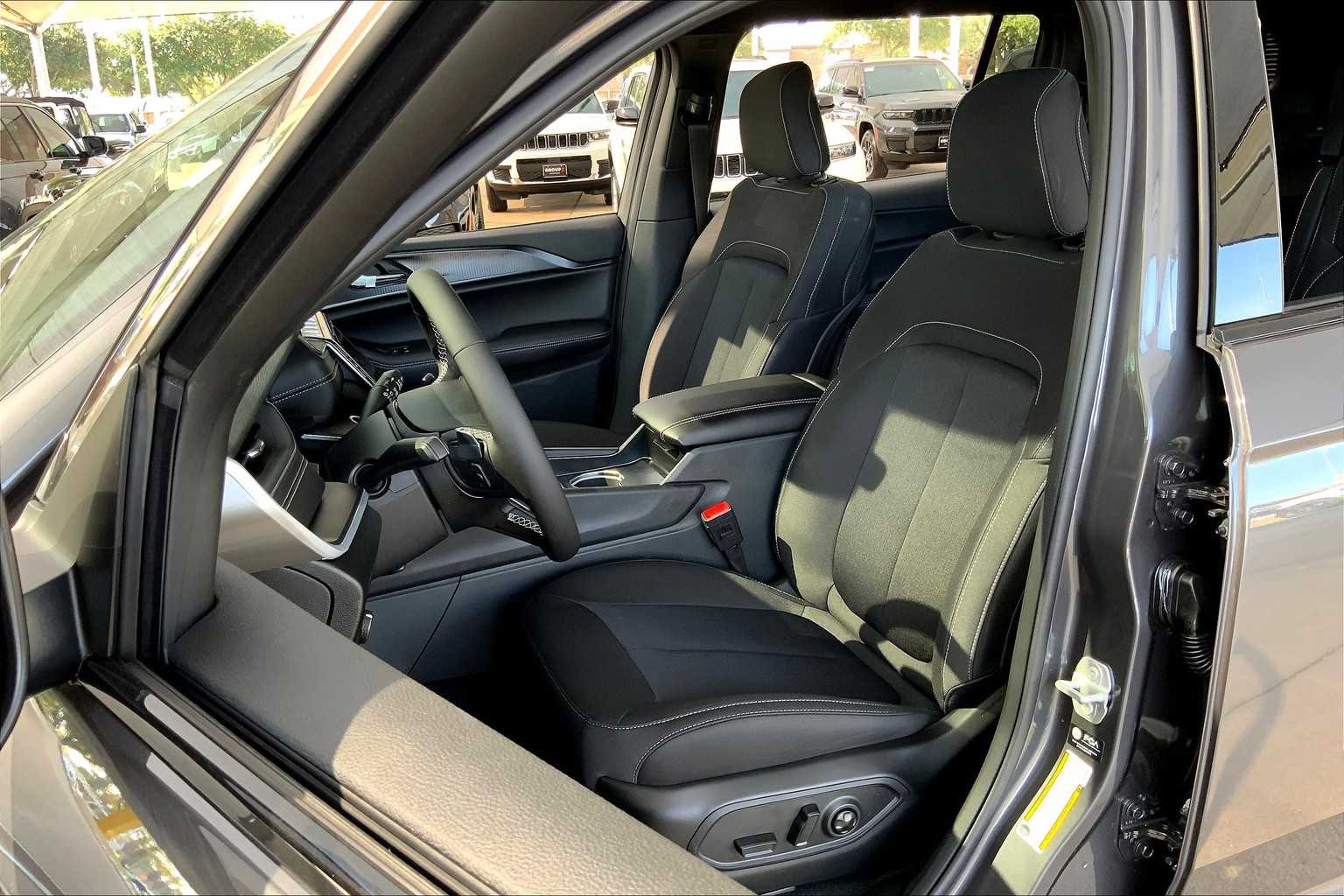 2025 Jeep Grand Cherokee Laredo photo 8
