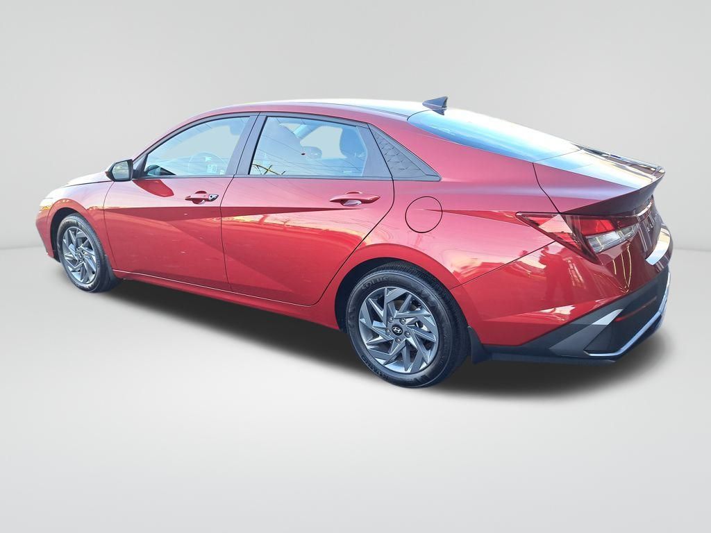 2024 Hyundai Elantra SEL photo 3
