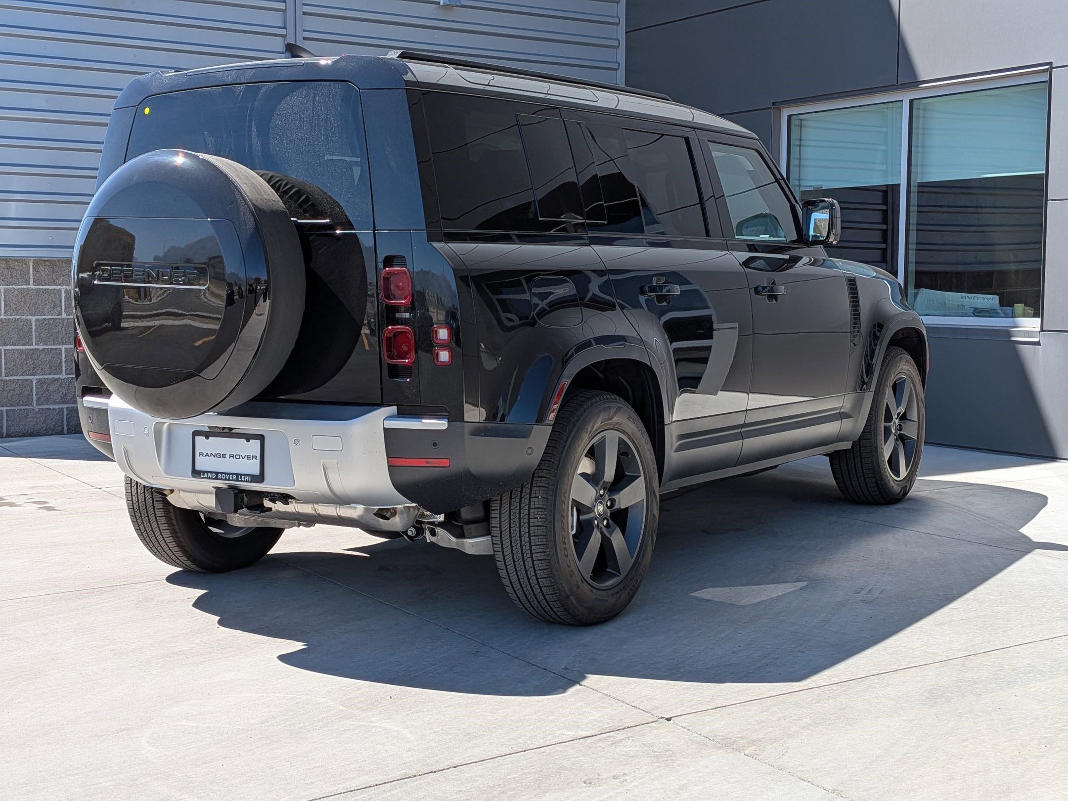 2025 Land Rover Defender 110 S photo 8