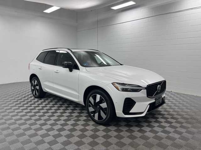 2025 Volvo XC60 Plus's photo