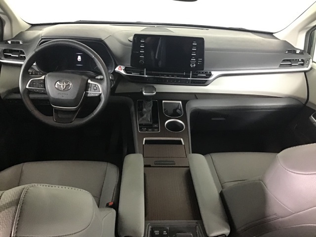 2021 Toyota Sienna XLE photo 9