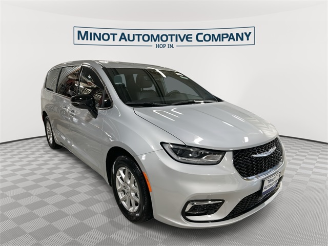 2026 Chrysler Pacifica Select's photo