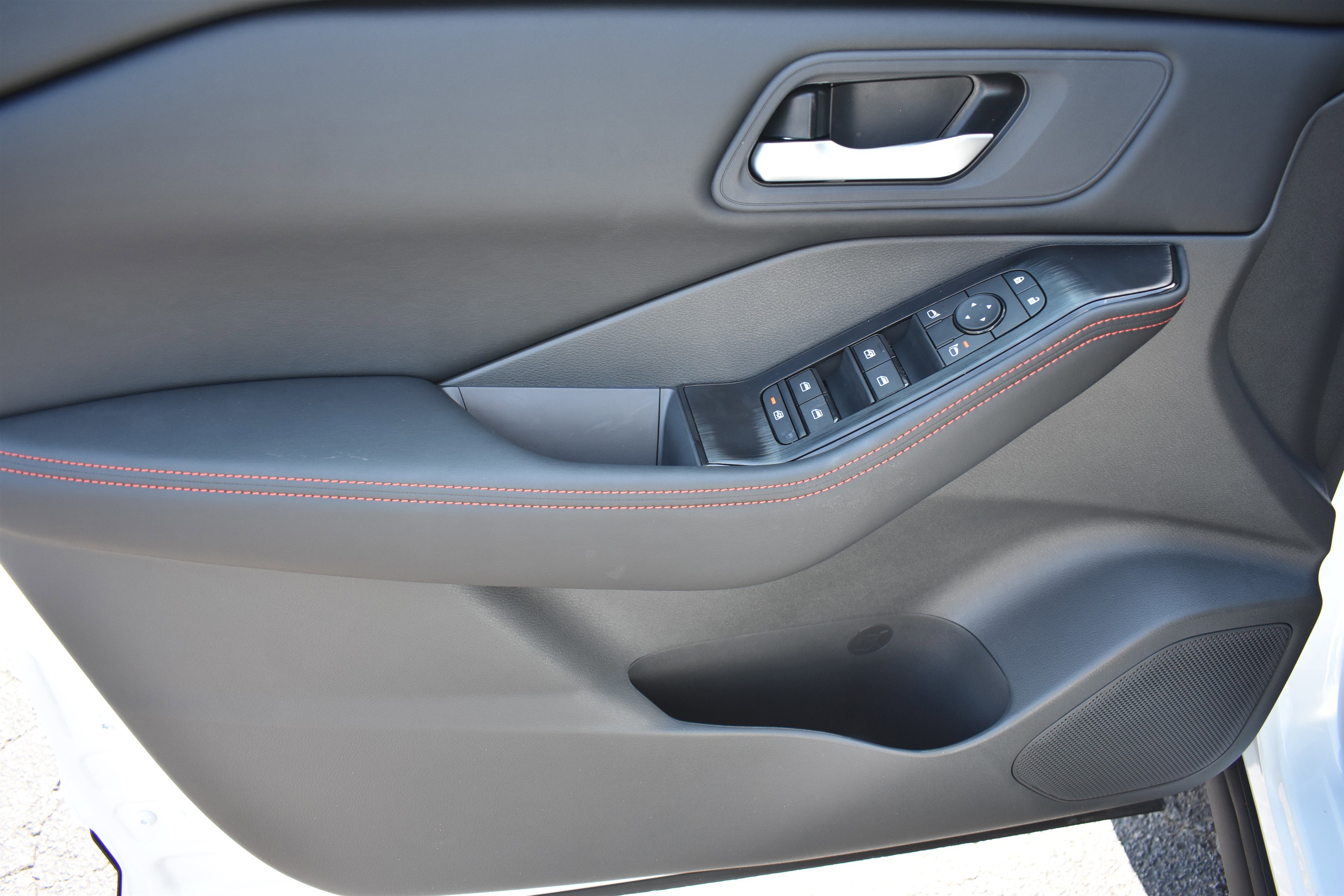 2026 Nissan Rogue SV photo 4