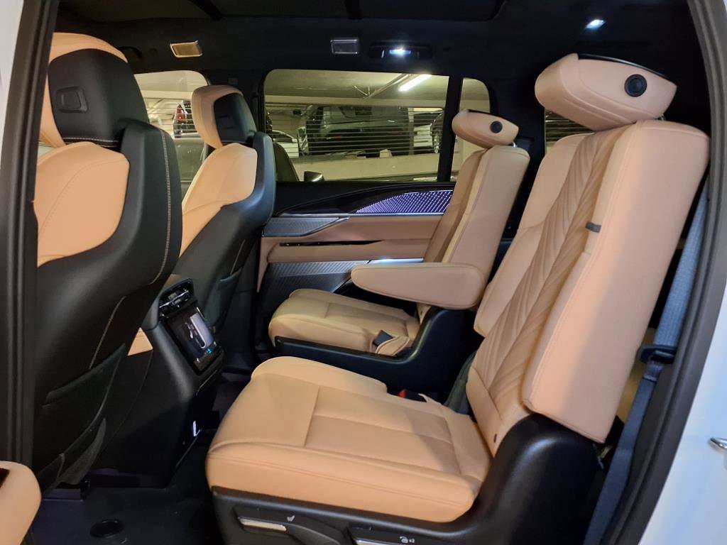 2025 Cadillac Escalade IQ Luxury photo 10