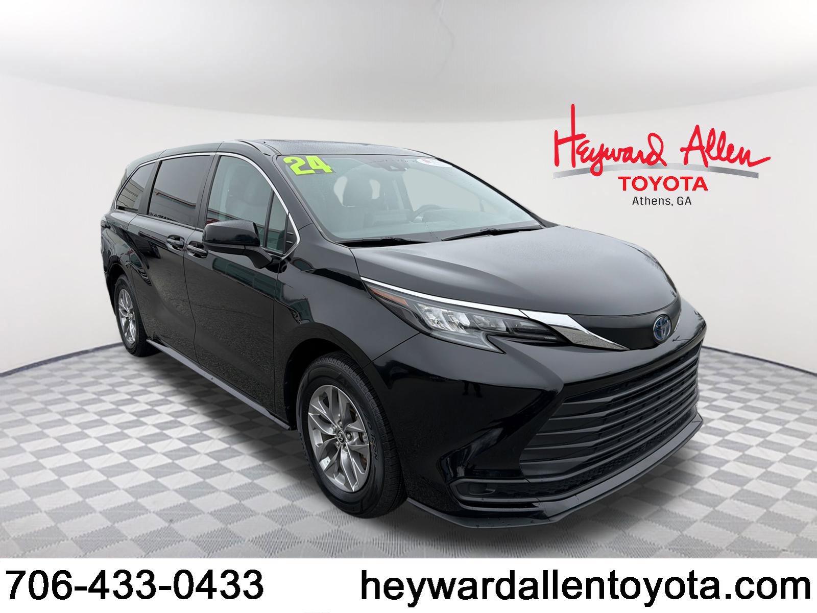 2024 Toyota Sienna LE's photo