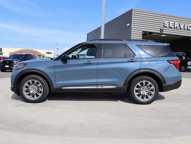 2025 Ford Explorer photo 2