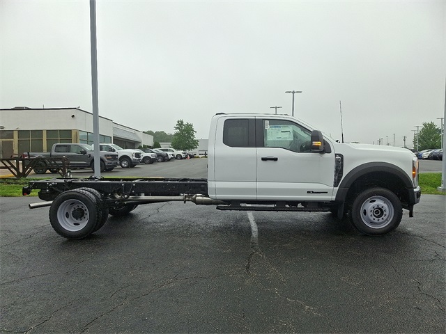 2025 Ford F-450 Super Duty Chassis Cab XL's photo