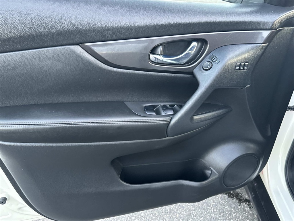 2019 Nissan Rogue SV photo 26