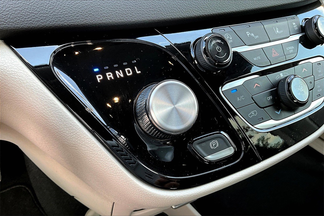 2024 Chrysler Pacifica Touring L photo 28