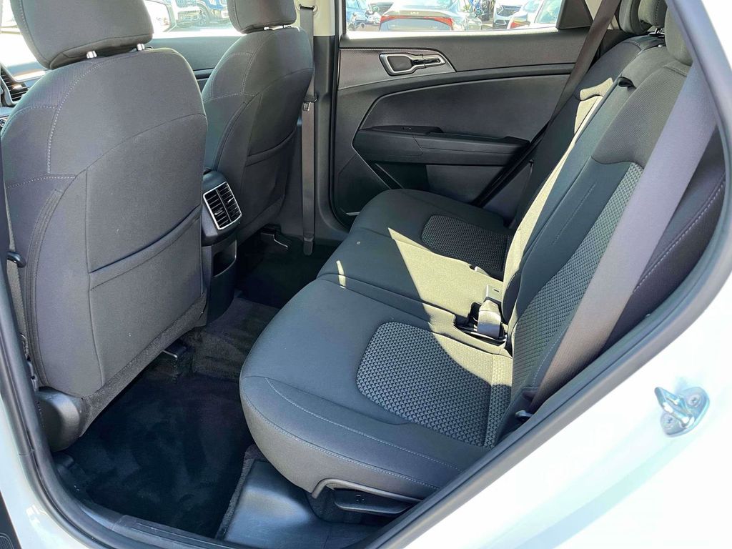 2023 Kia Sportage LX photo 3
