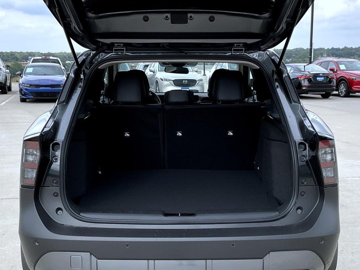 2026 Nissan Kicks SR photo 9