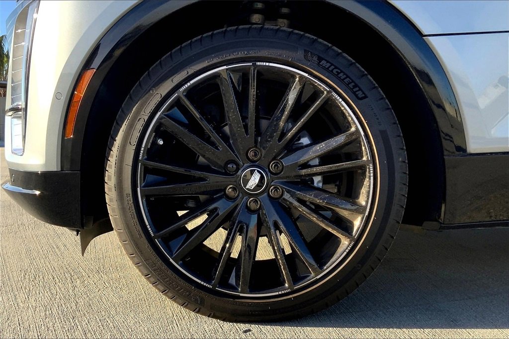 2025 Cadillac Lyriq Luxury photo 13