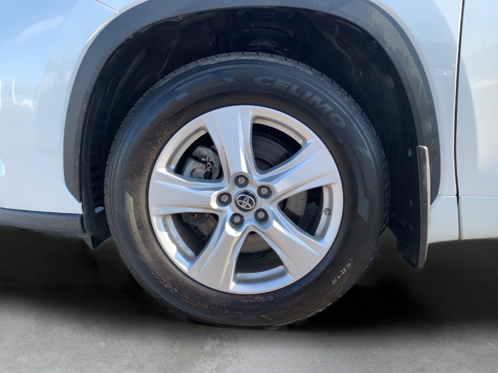 2024 Toyota Highlander LE photo 10