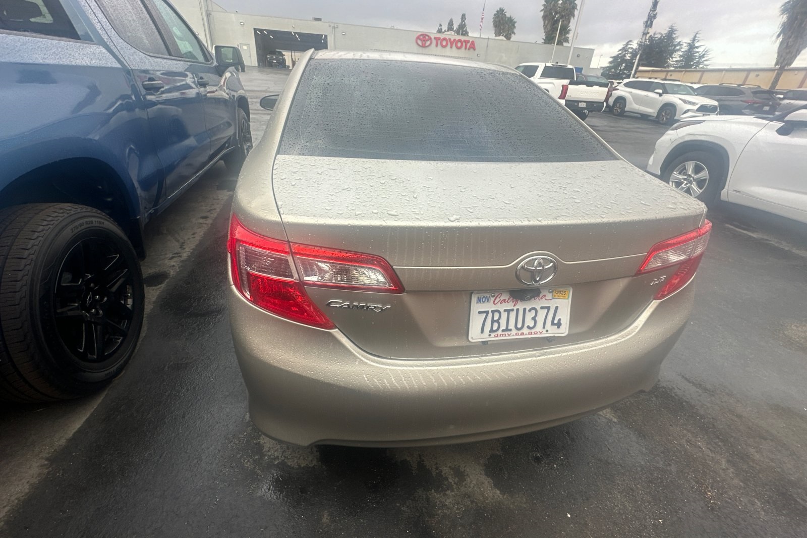 2014 Toyota Camry LE photo 3