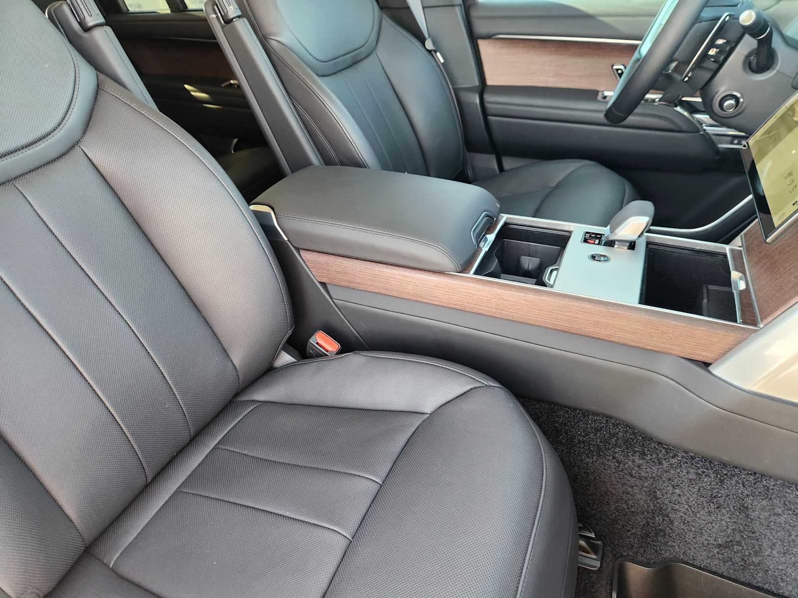 2024 Land Rover Range Rover SE photo 12