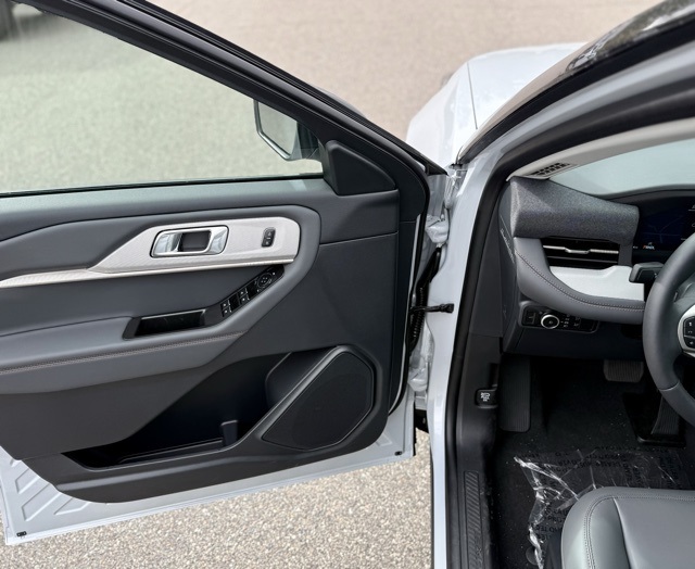 2025 Ford Explorer photo 11