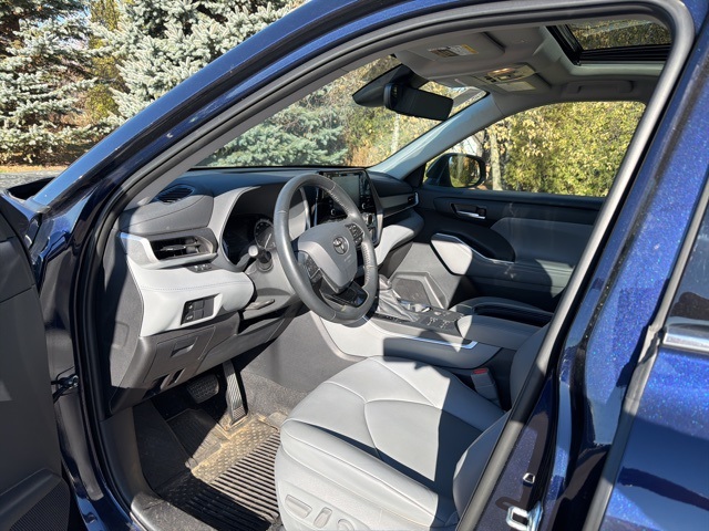 2021 Toyota Highlander XLE photo 3
