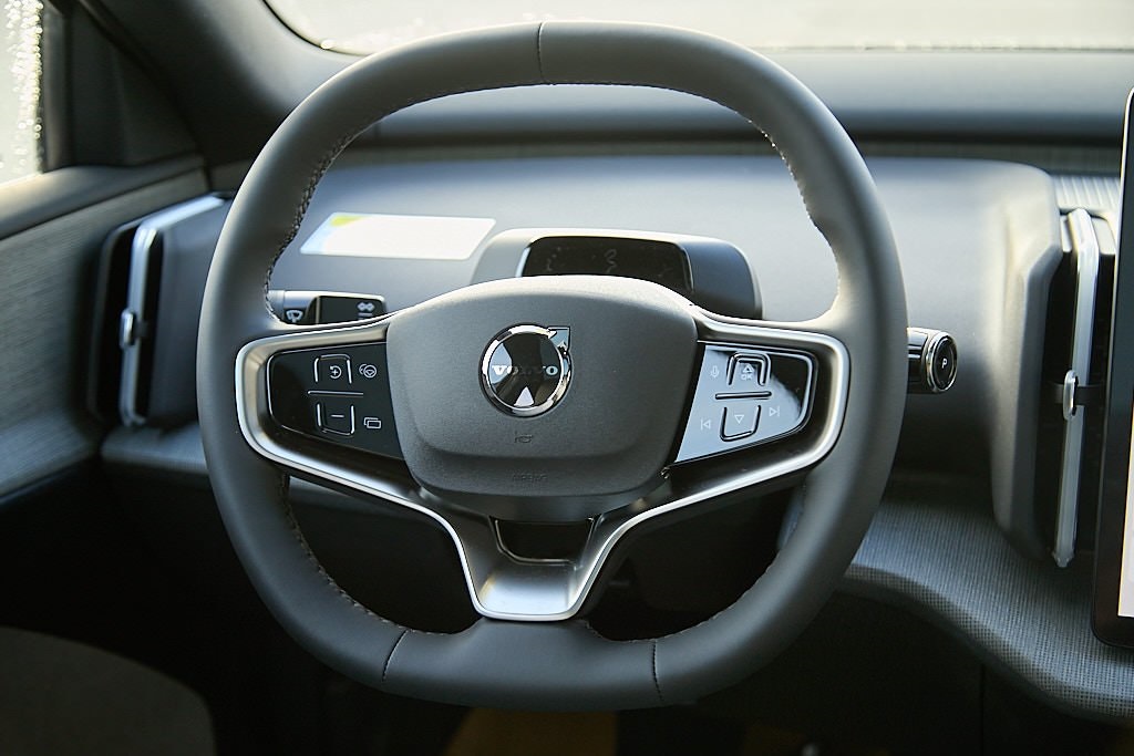 2025 VOLVO EX30 - Image 23
