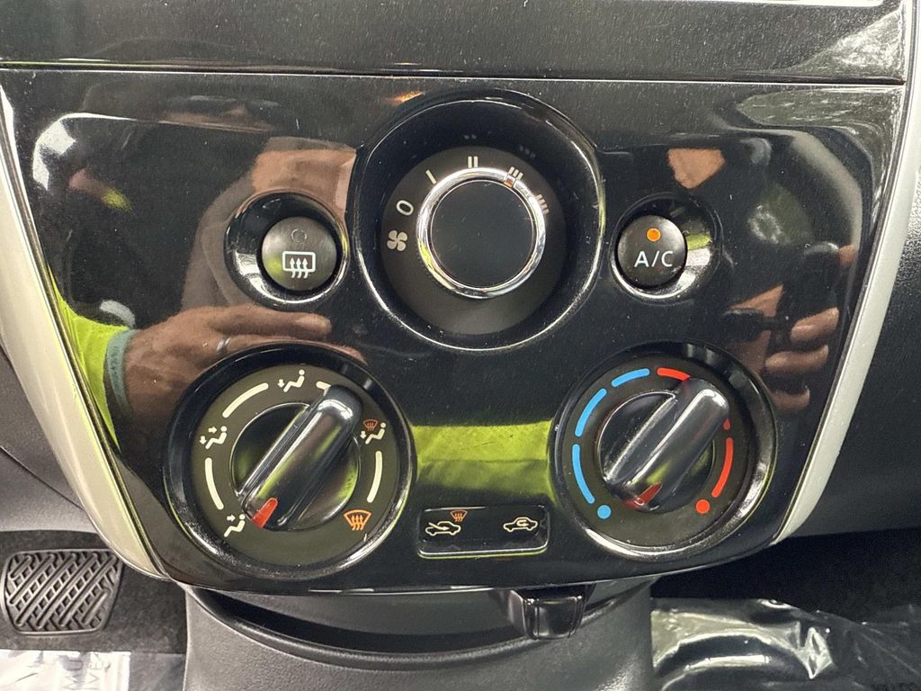 2016 Nissan Versa Note SV photo 26