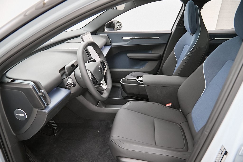 2025 VOLVO EX30 - Image 17