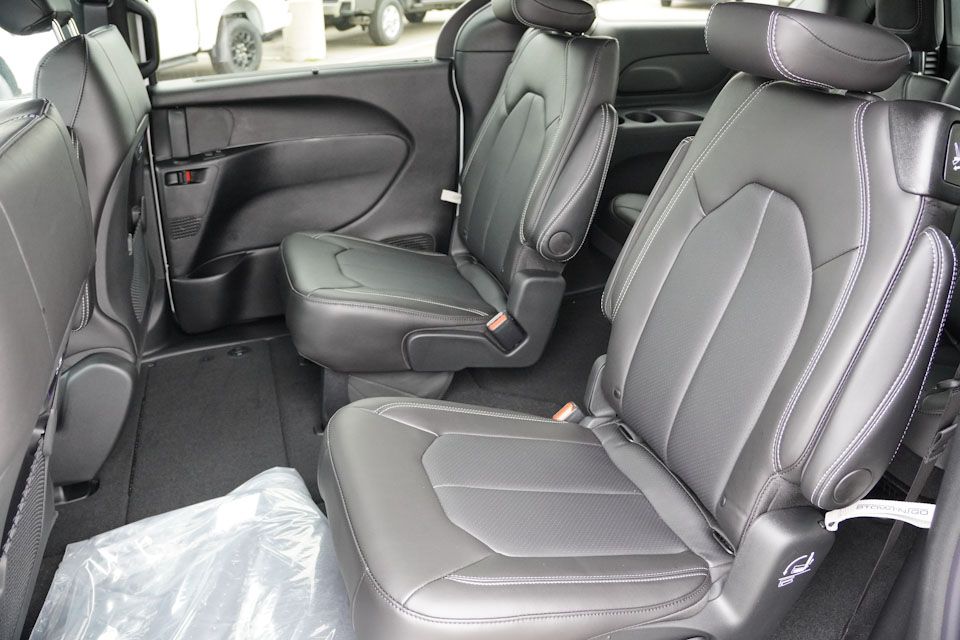 2026 Chrysler Pacifica photo 4