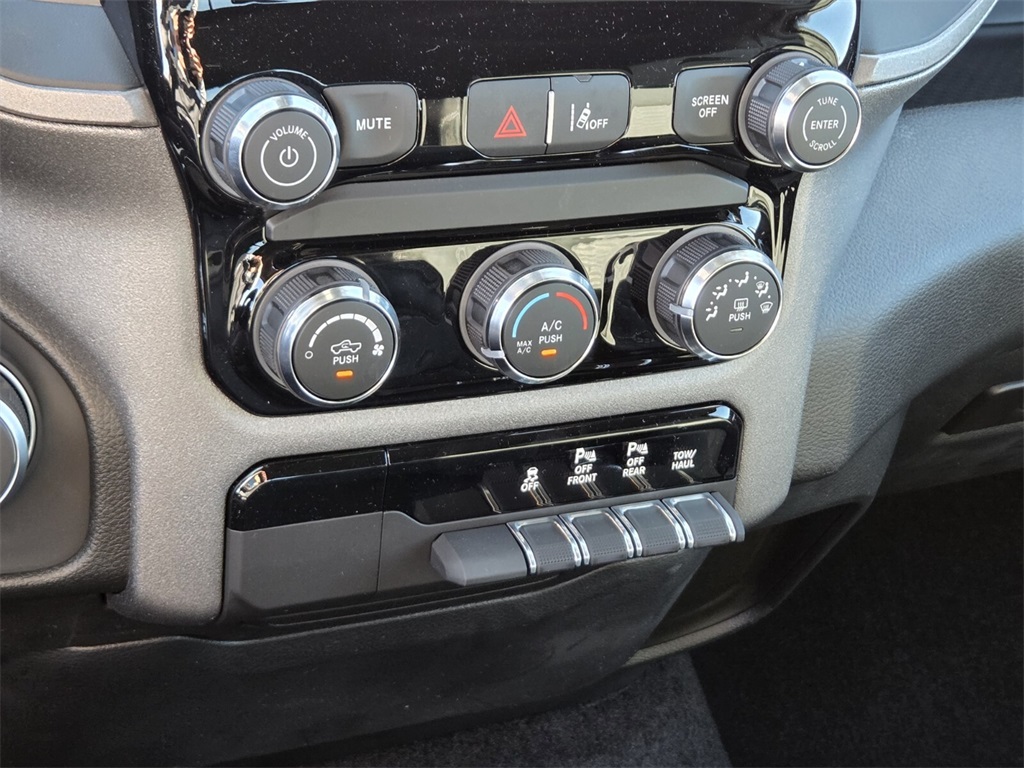 2025 Ram 1500 Tradesman photo 11