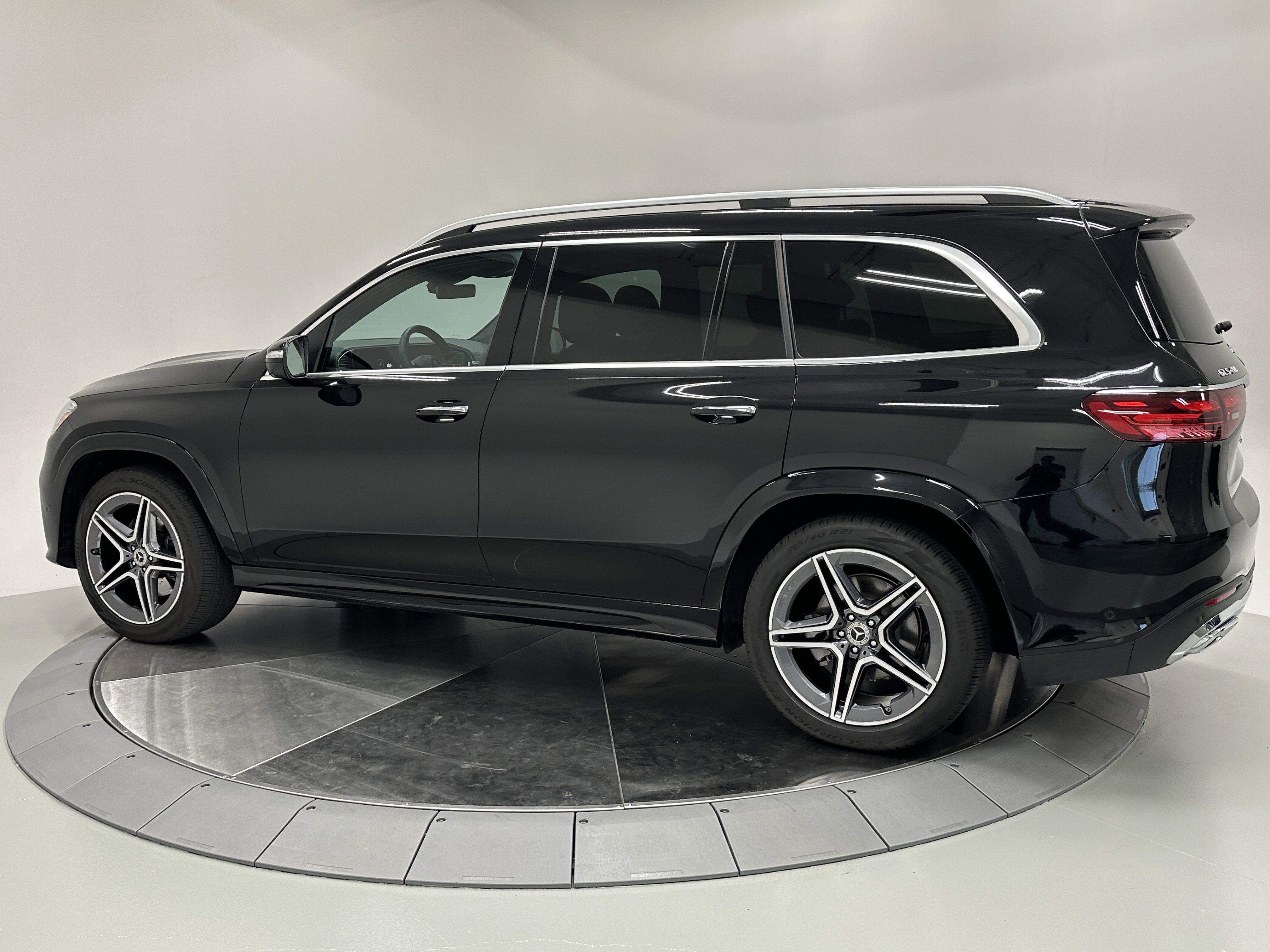 2024 Mercedes Benz GLS 450 4MATIC photo 2