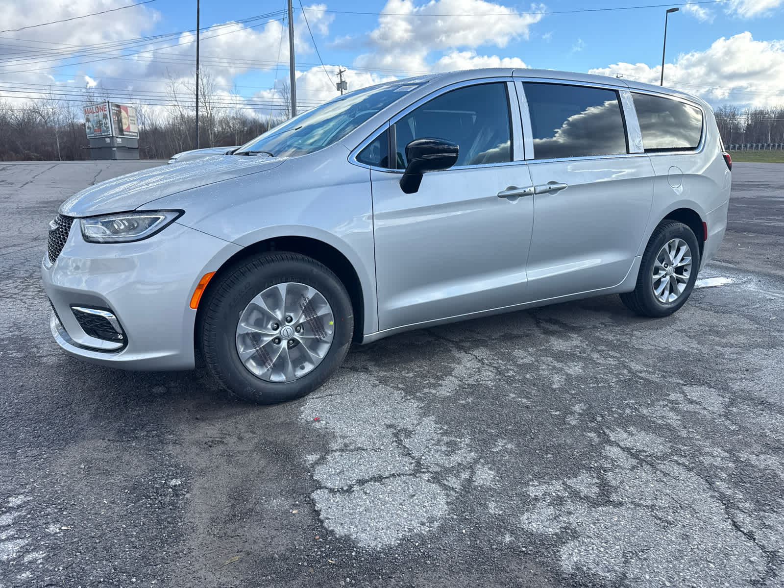 2026 Chrysler Pacifica Select's photo