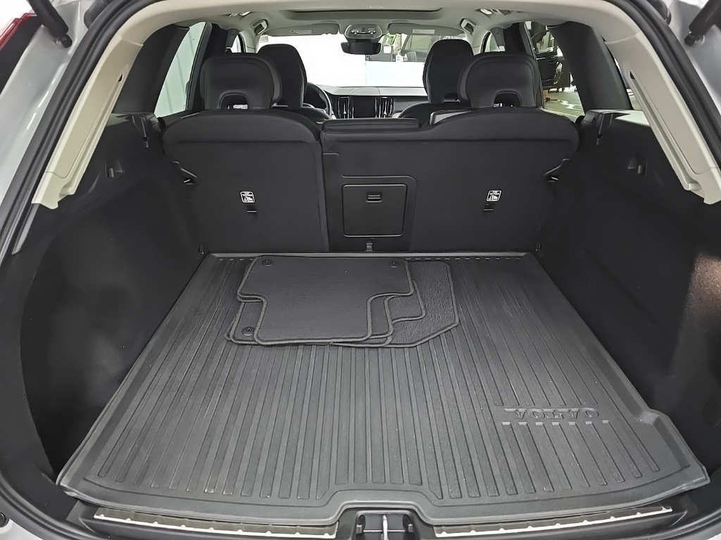 2023 Volvo XC60 B5 Core photo 12