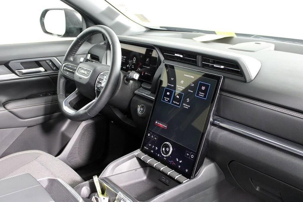 2025 GMC TERRAIN - Image 3