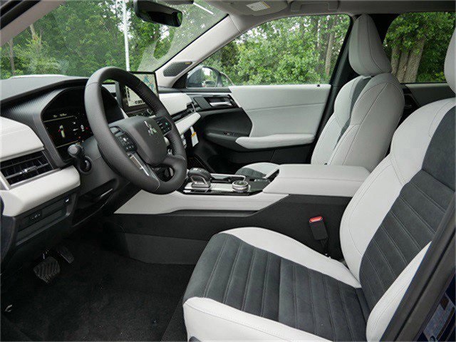2025 Mitsubishi Outlander SE photo 3