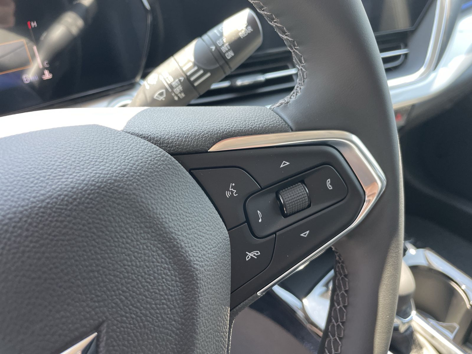 2025 Chevrolet Trax LT photo 13
