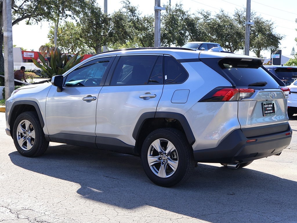 2022 Toyota RAV4 XLE photo 2