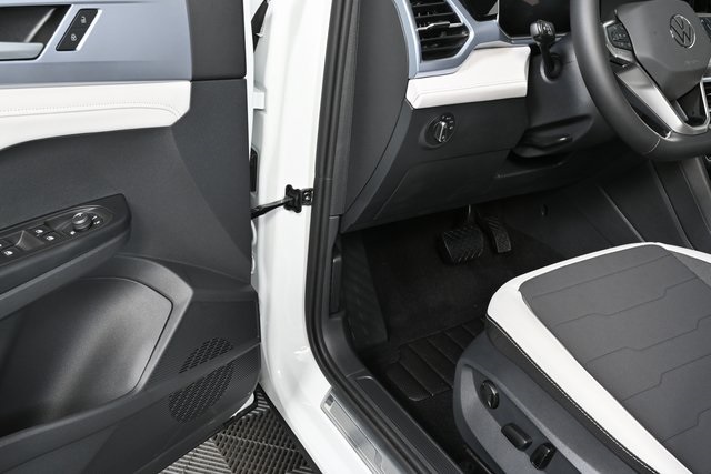 2025 Volkswagen Taos SE photo 6