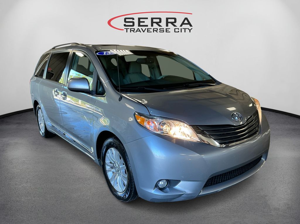 2013 Toyota Sienna XLE photo 3
