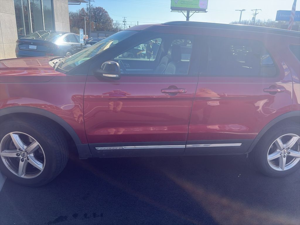 2016 Ford Explorer XLT photo 2